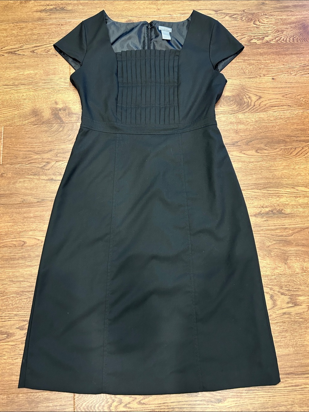 Ann Taylor Classic Black Cap-Sleeve Sheath Dress Pleated Bodice Women’s 4